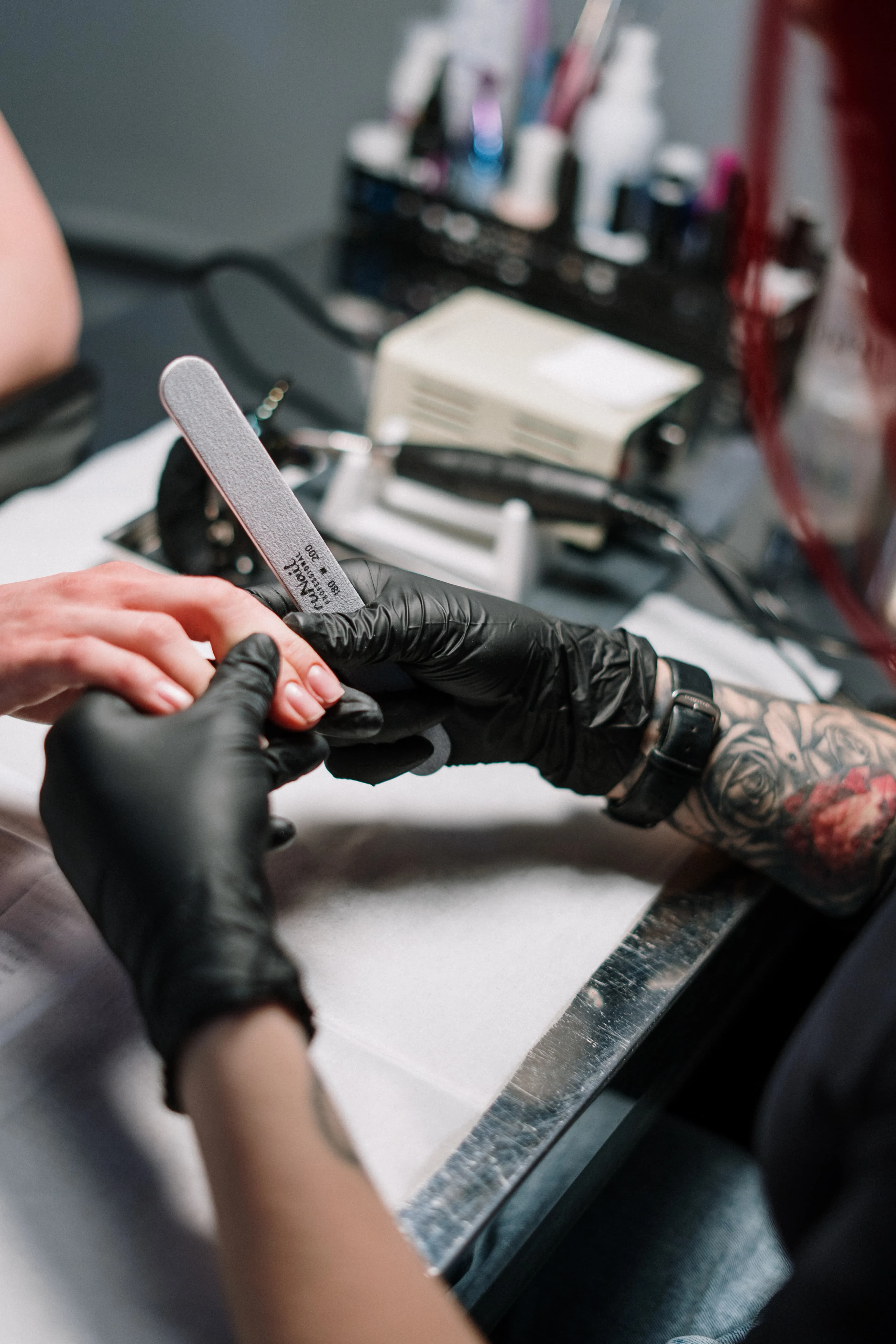 Manicure cuidando das unhas