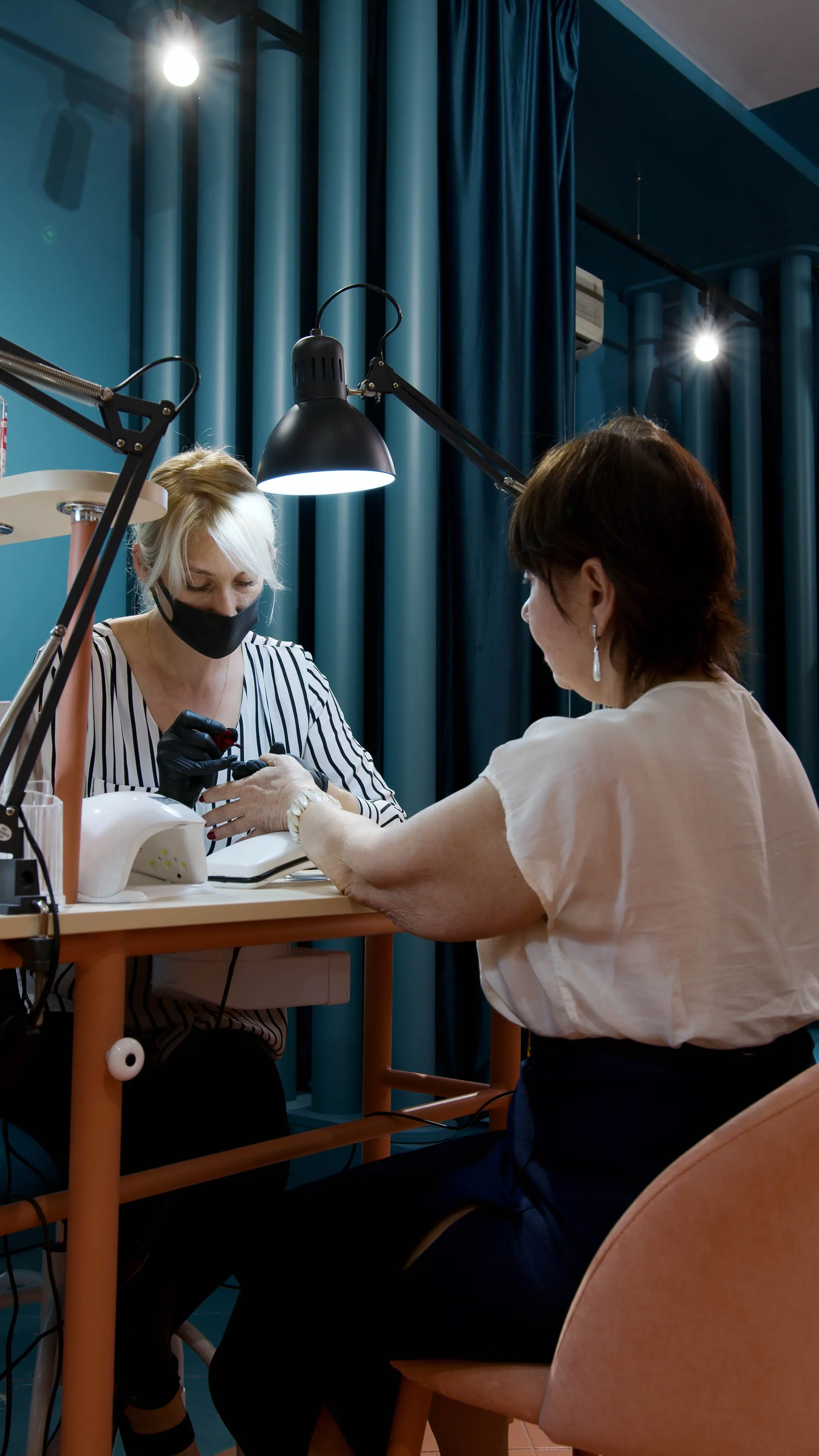 Atendimento de manicure no studio