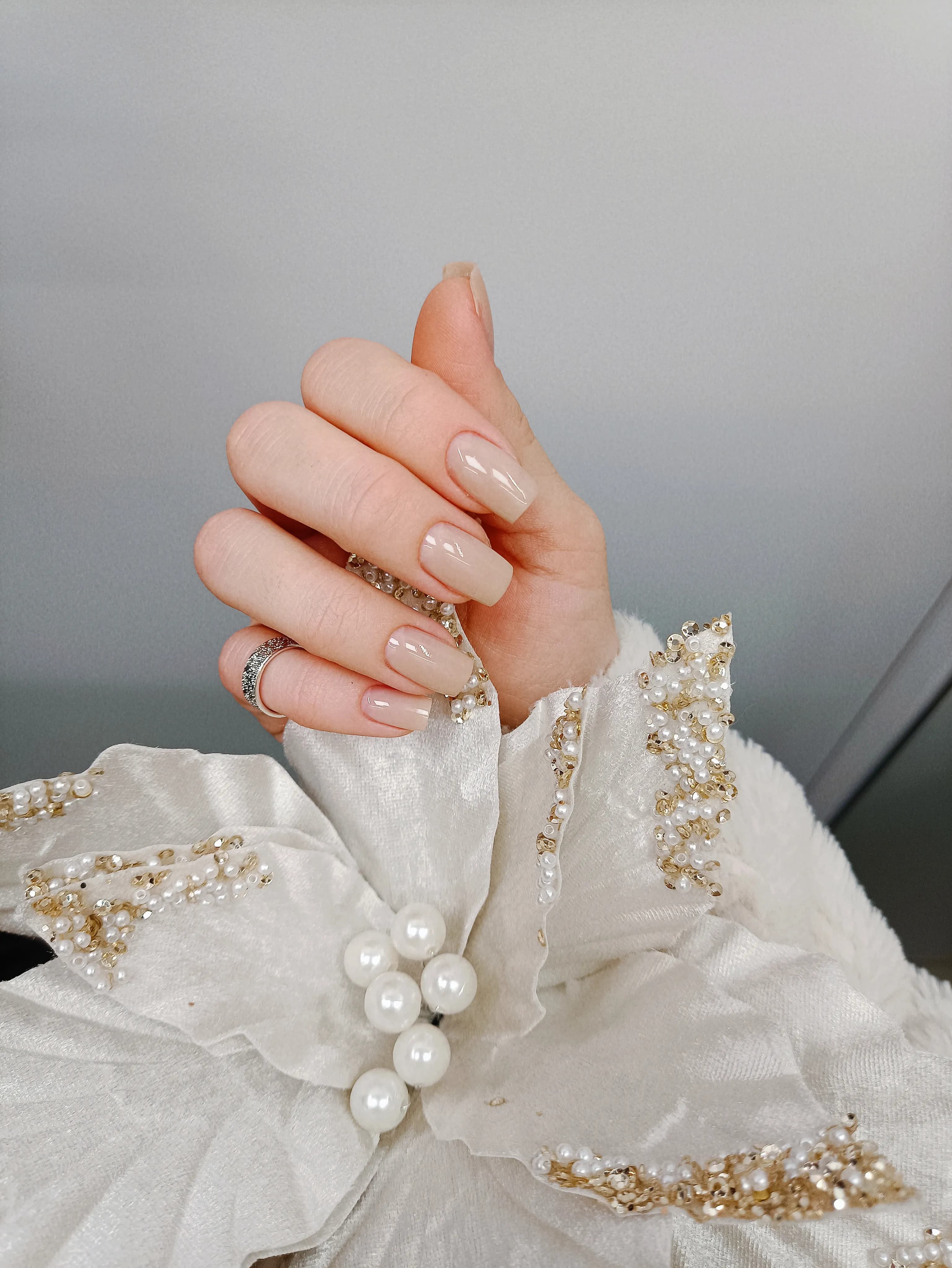 Unhas feitas com detalhes de pérolas