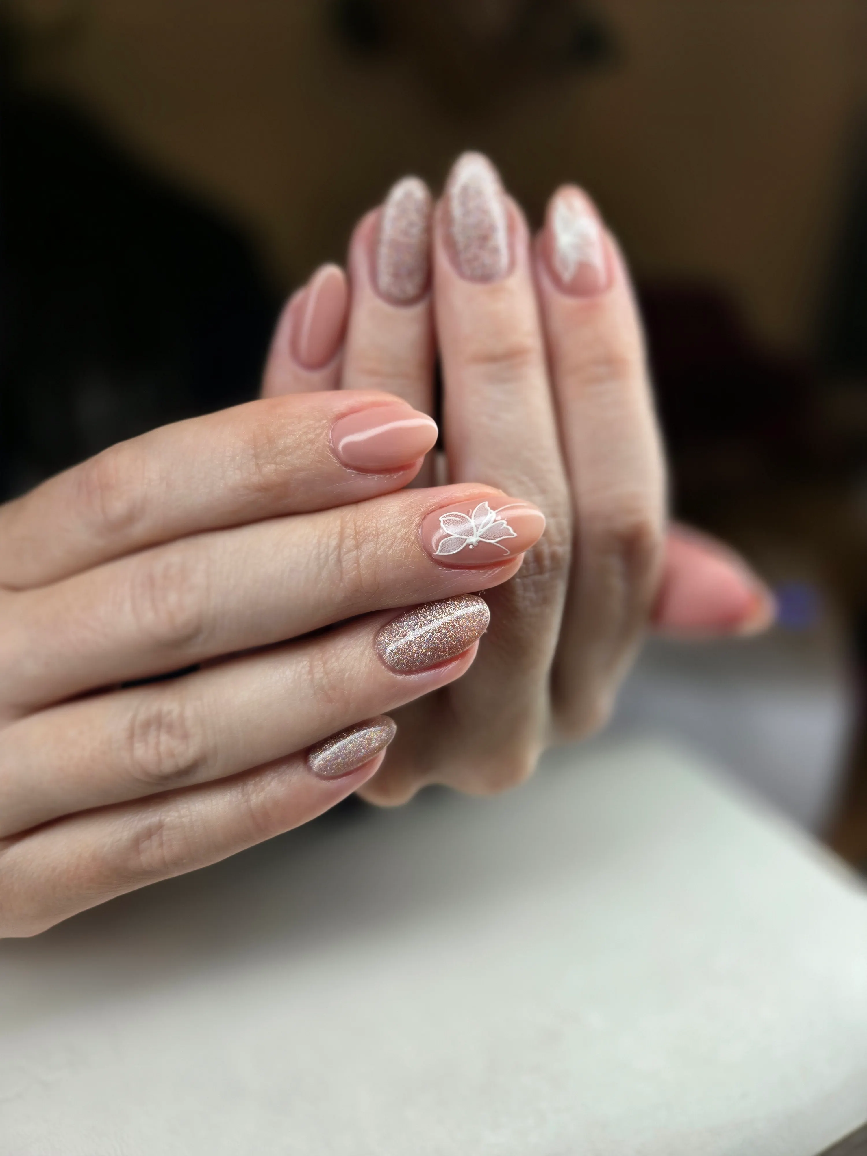 Unhas nude com glitter e flor
